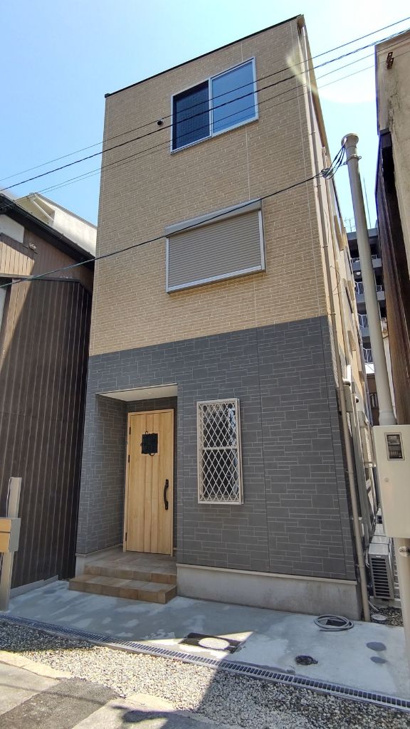 SUNNY HOUSE